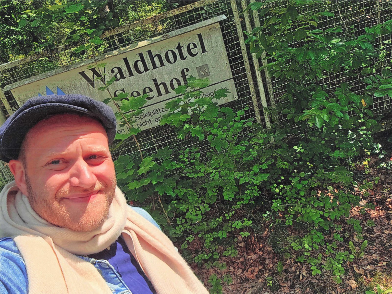 Emanuel Rivoir am Eingang des Waldhotel Seehof