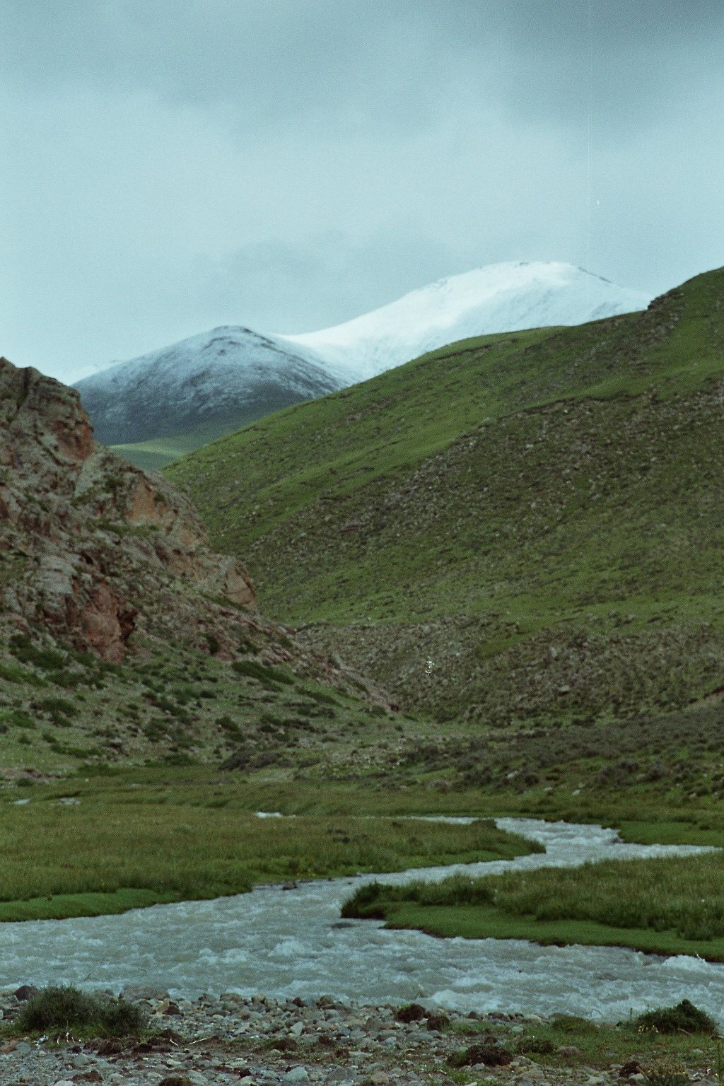 Himalaya-Gletscher mit Gletscherfluss — Tibet 2005